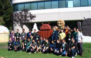 Grupowe zdjęcie przed Android Building